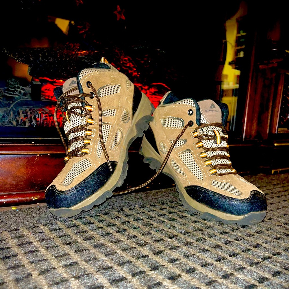 Like new, size 8.5,Mens Ozark tan and black, High-top Hiking shoe